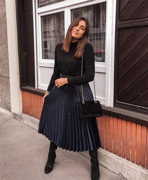 street style pleated skirt 2023